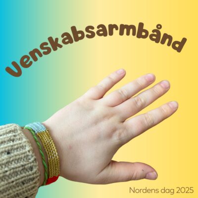 Billedet viser en hånd med et venskabsarmbånd på et gul og blå baggrund, med teksten venskabsarmbånd